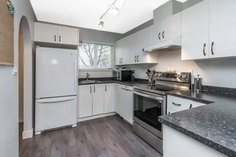 5 20591 51A AVENUE - photo 1 of 32