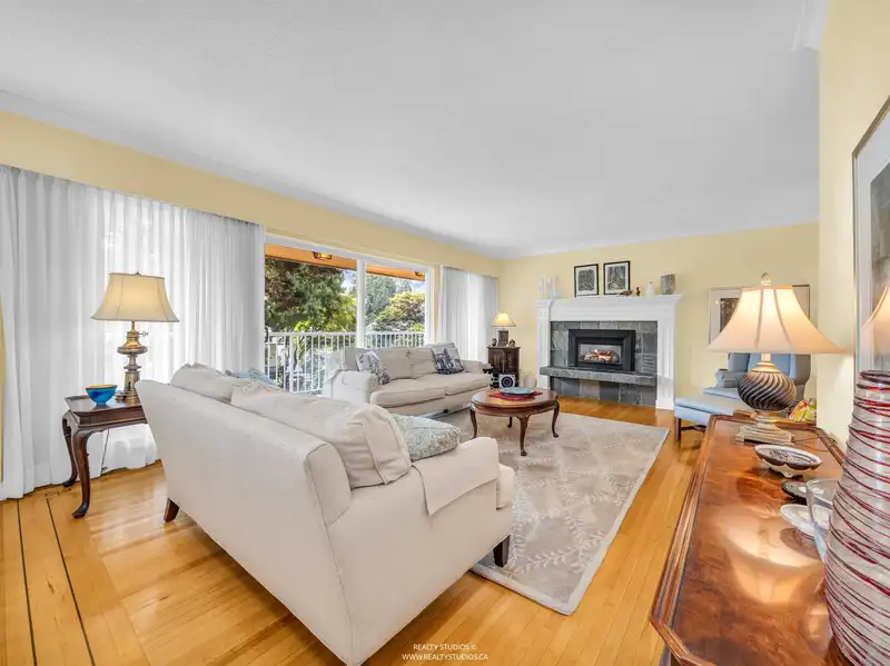 1202 BRACKNELL CRESCENT - photo 2 of 40