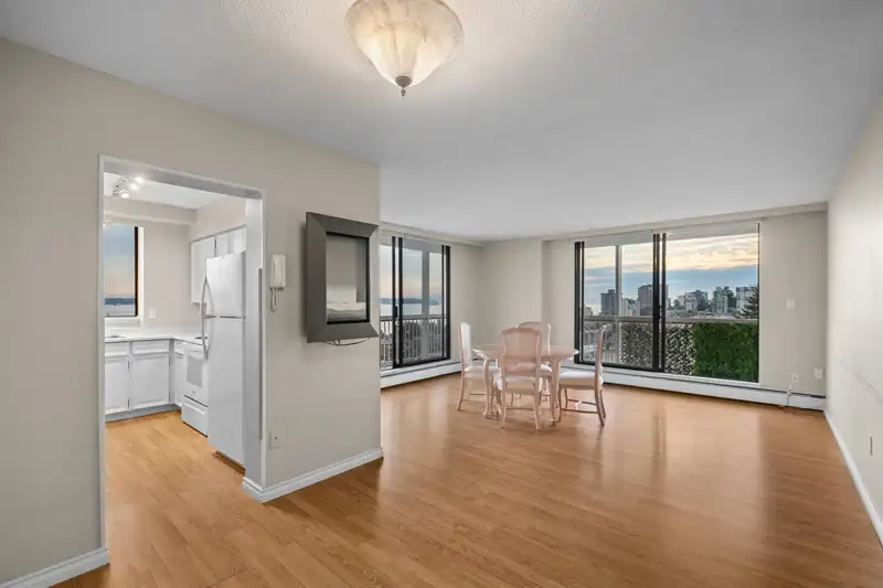 902 1390 DUCHESS AVENUE - photo 2 of 29