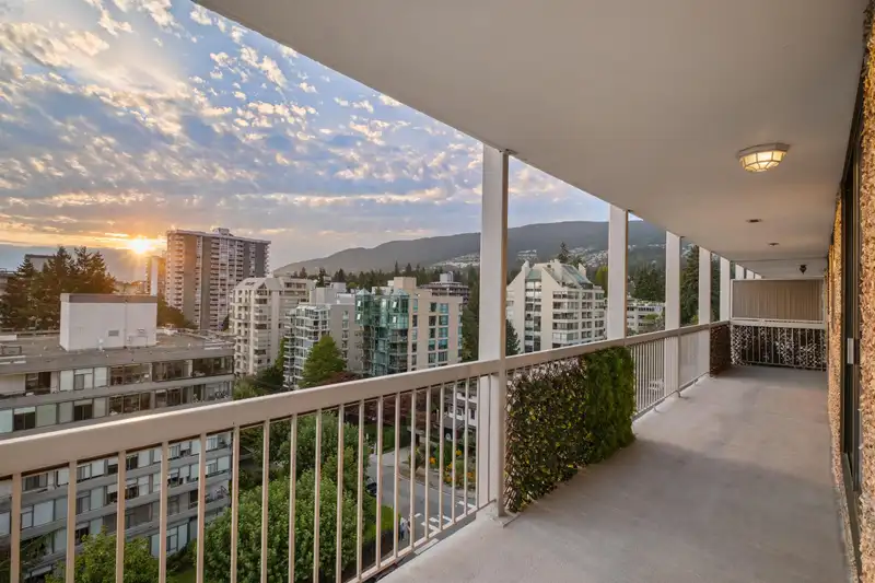 902 1390 DUCHESS AVENUE - photo 3 of 29
