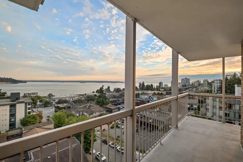 902 1390 DUCHESS AVENUE - photo 4 of 29
