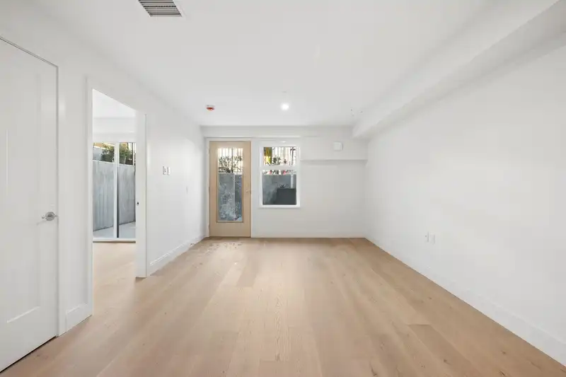 152 408 W 45TH AVENUE - photo 4 of 24