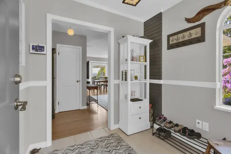 901 CALVERHALL STREET - photo 3 of 29