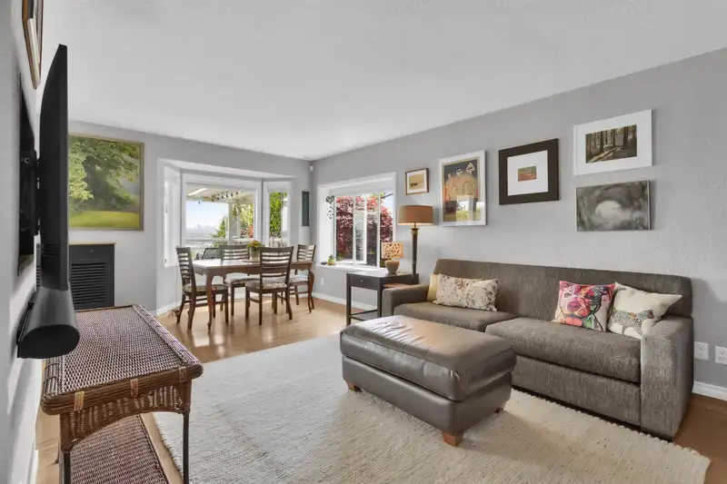 901 CALVERHALL STREET - photo 4 of 29