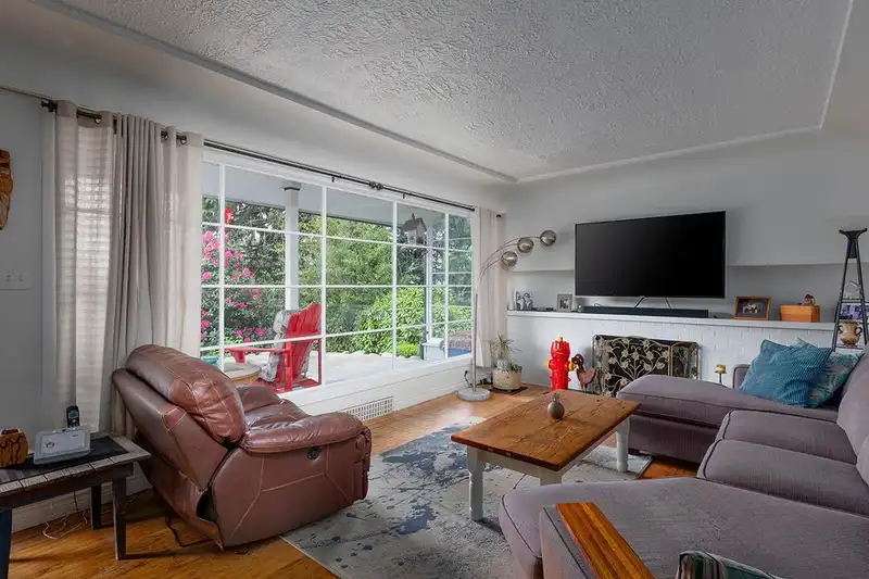 322 E 25TH STREET - photo 3 of 28