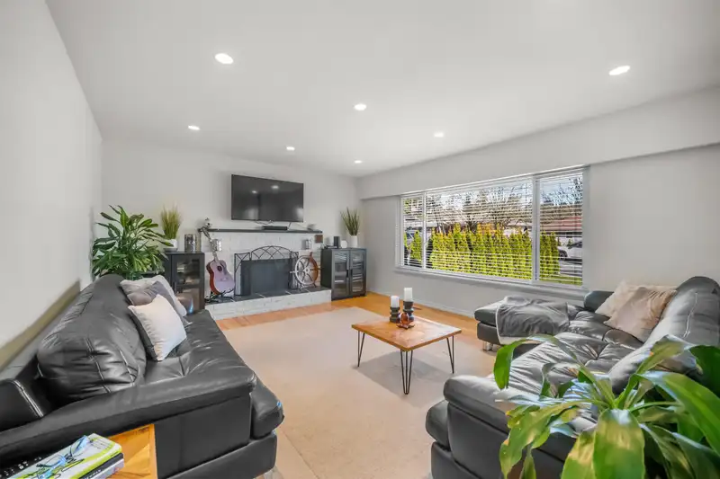 36 MOUNT ROYAL DRIVE - photo 4 of 39