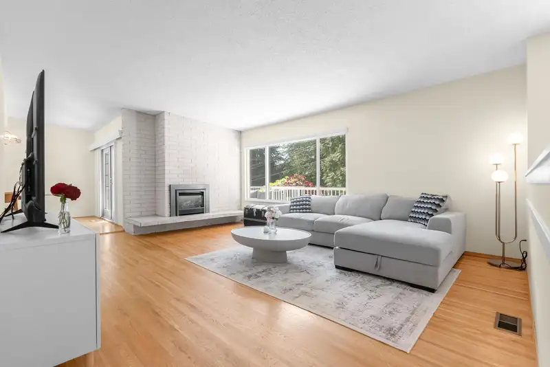646 E WINDSOR ROAD - photo 3 of 40