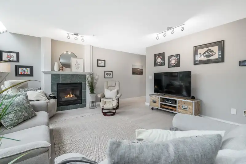 8 20881 87 AVENUE - photo 3 of 26