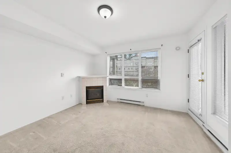 202 14355 103 AVENUE - photo 2 of 21
