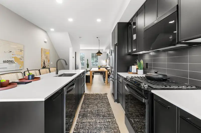 5 2886 MONTROSE AVENUE - photo 2 of 13