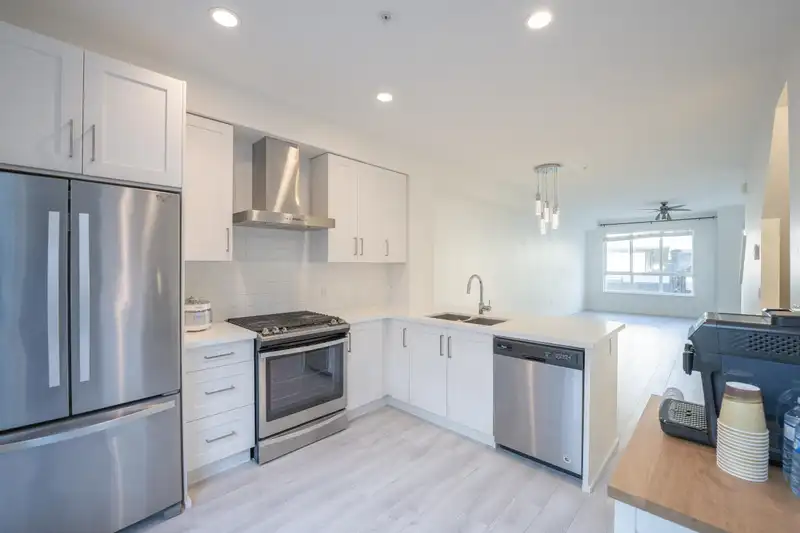 72 8570 204 STREET - photo 2 of 18