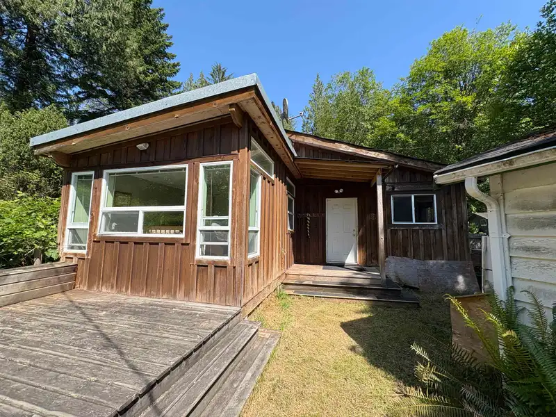 660 ANDY'S BAY ROAD - photo 2 of 28