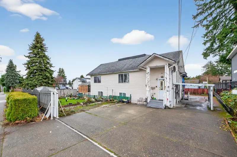 7576 140 STREET - photo 1 of 40