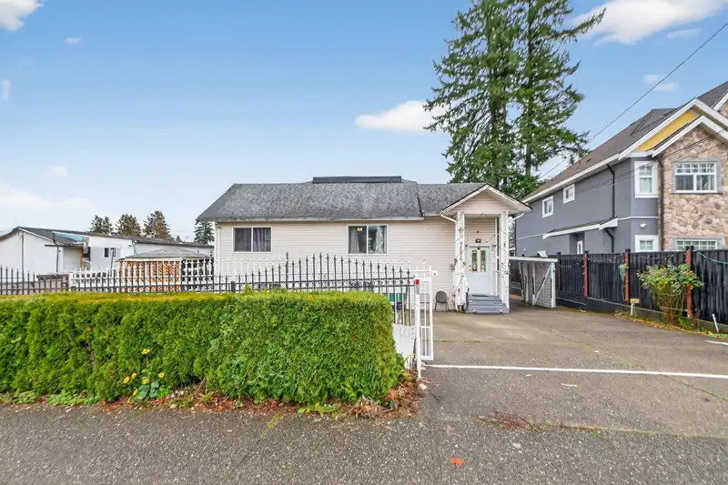 7576 140 STREET - photo 2 of 40