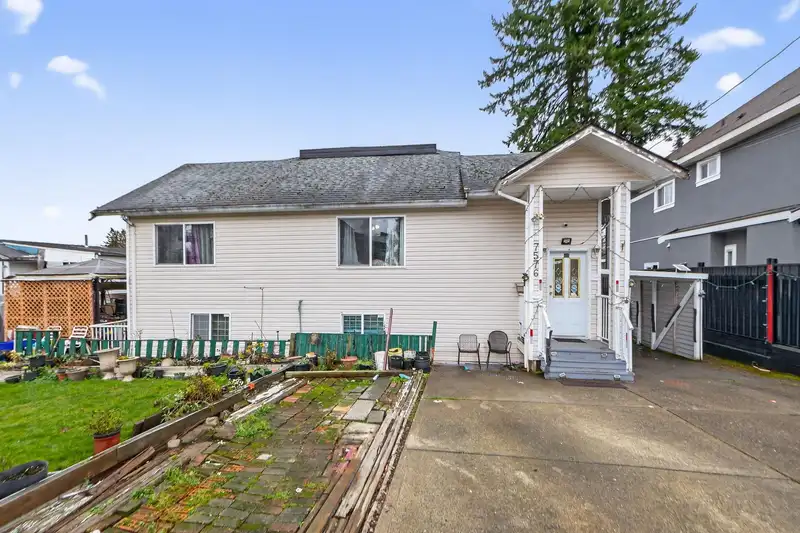 7576 140 STREET - photo 3 of 40