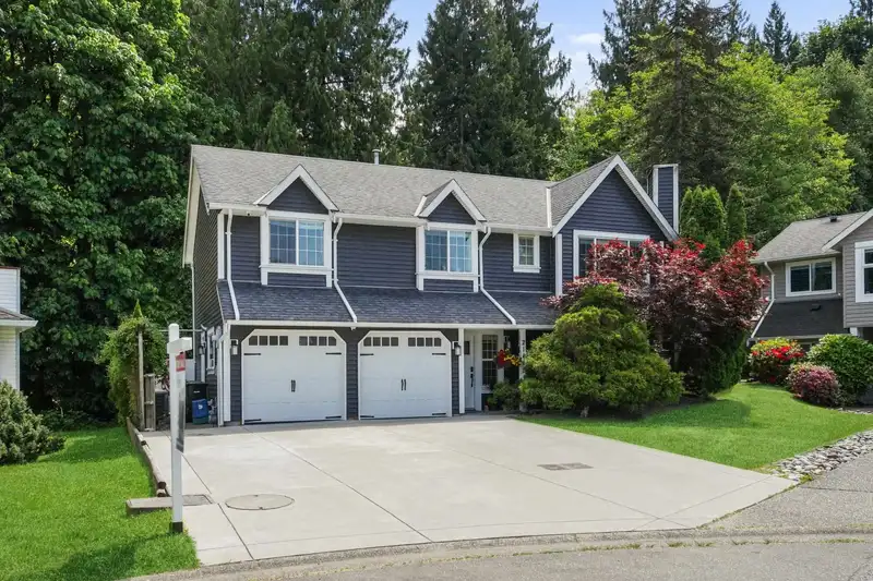 21495 90 AVENUE - photo 1 of 36