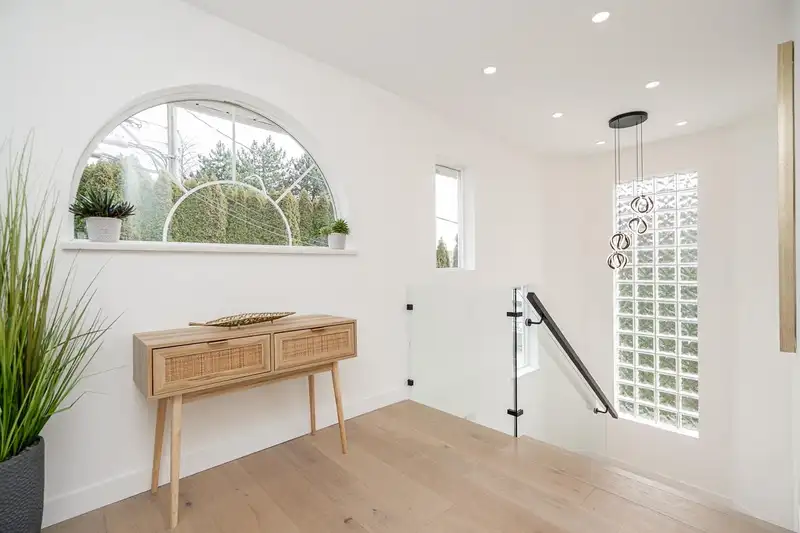 397 DELTA AVENUE - photo 4 of 39