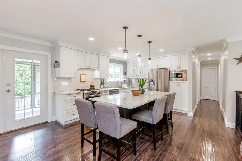 20390 42 AVENUE - photo 3 of 40
