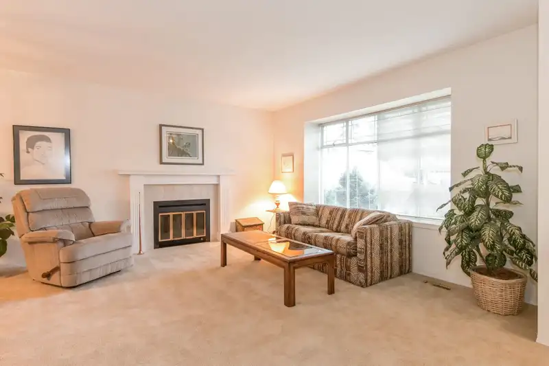 21491 90 AVENUE - photo 4 of 28