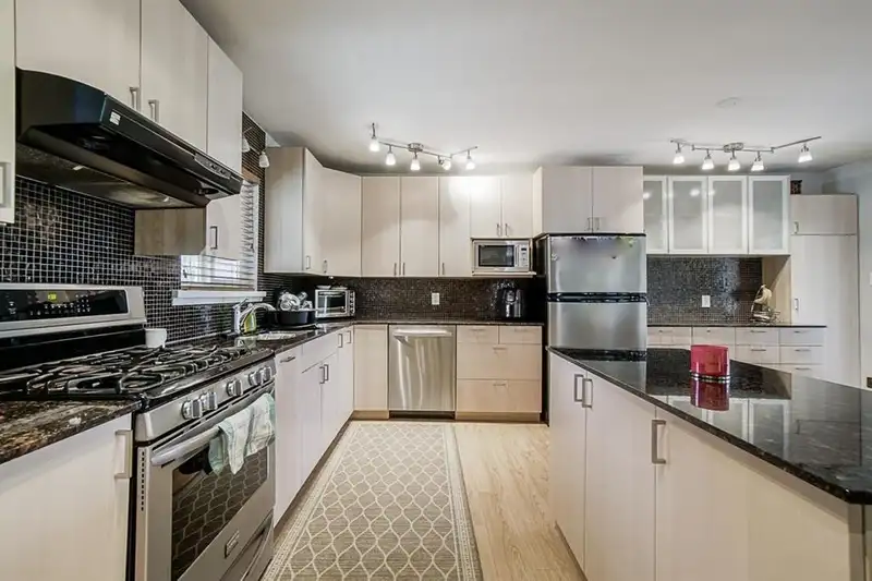 11429 139A STREET - photo 3 of 15