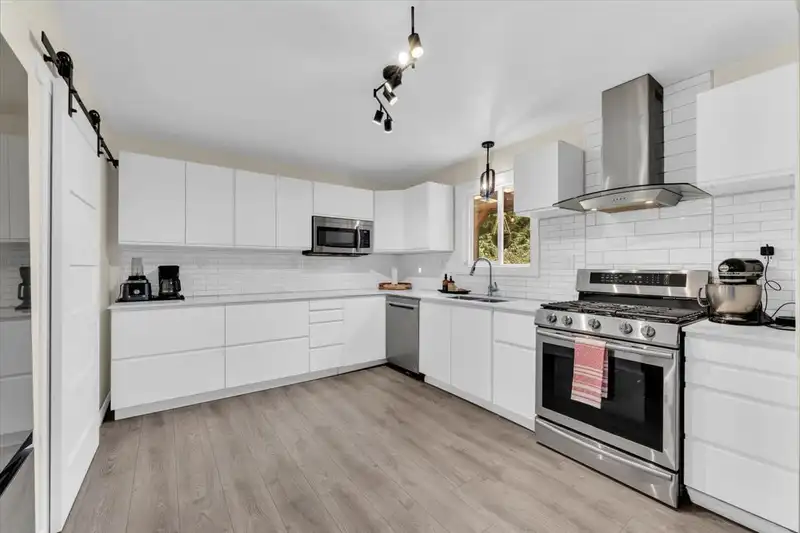 6066 TYSON ROAD - photo 4 of 33