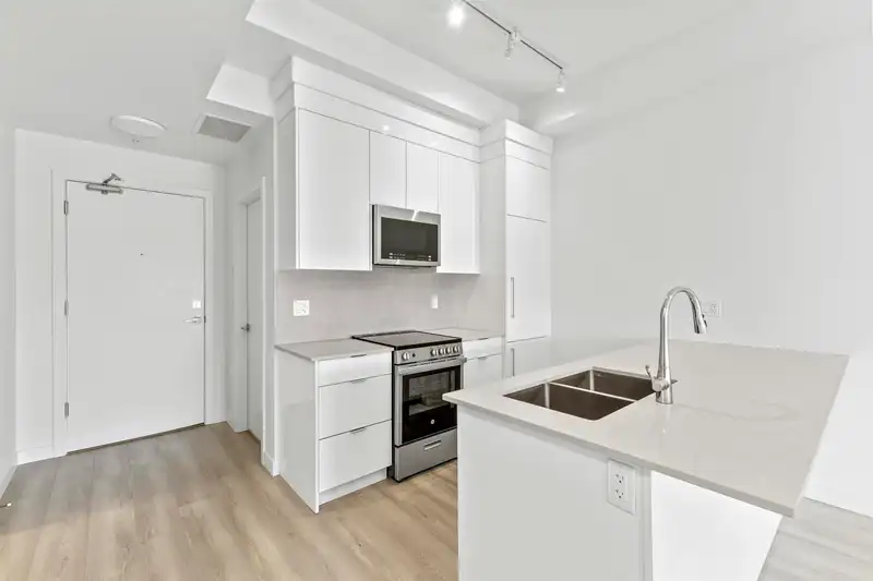 510 11913 BURNETT STREET - photo 4 of 18