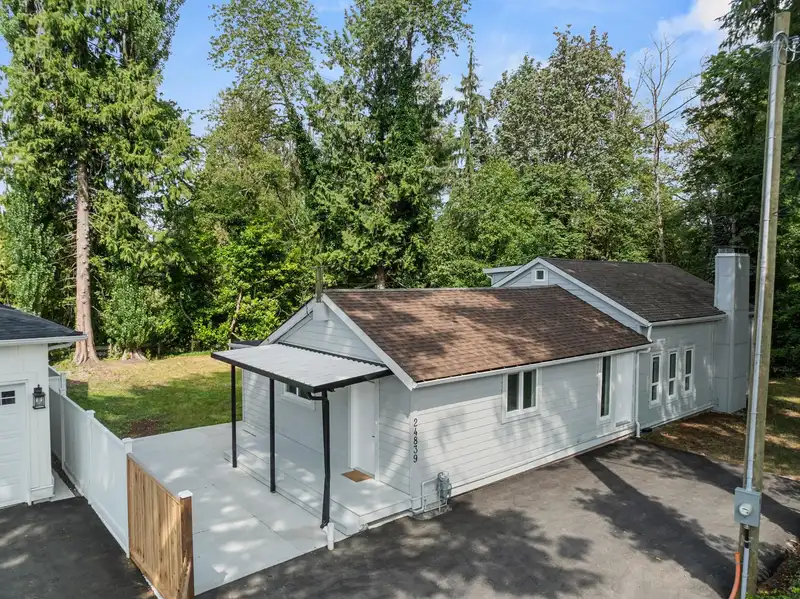 24839 ROBERTSON CRESCENT - photo 1 of 40