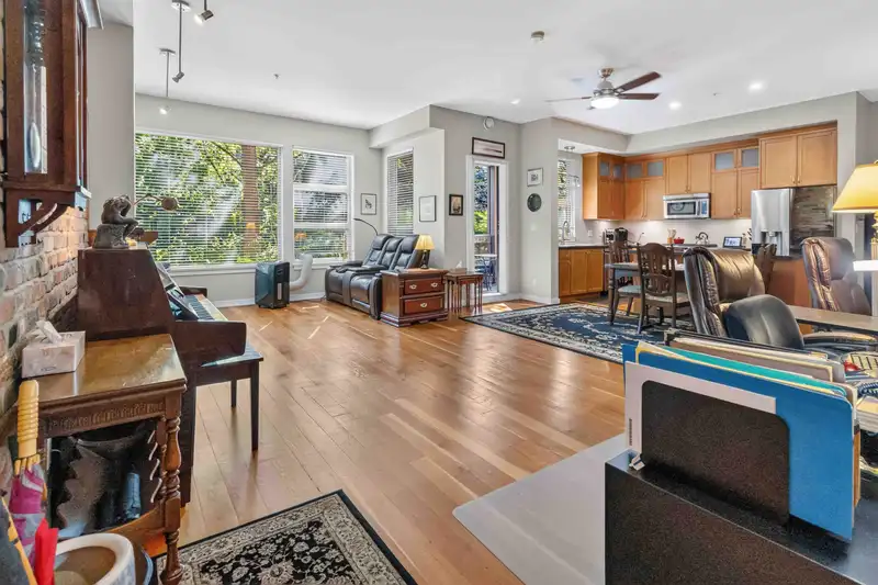 210 240 SALTER STREET - photo 4 of 31