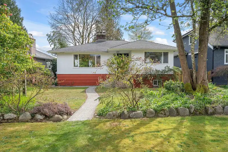 753 E 9TH STREET - photo 2 of 34