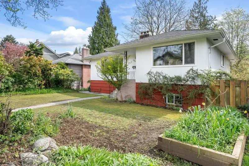 753 E 9TH STREET - photo 4 of 34
