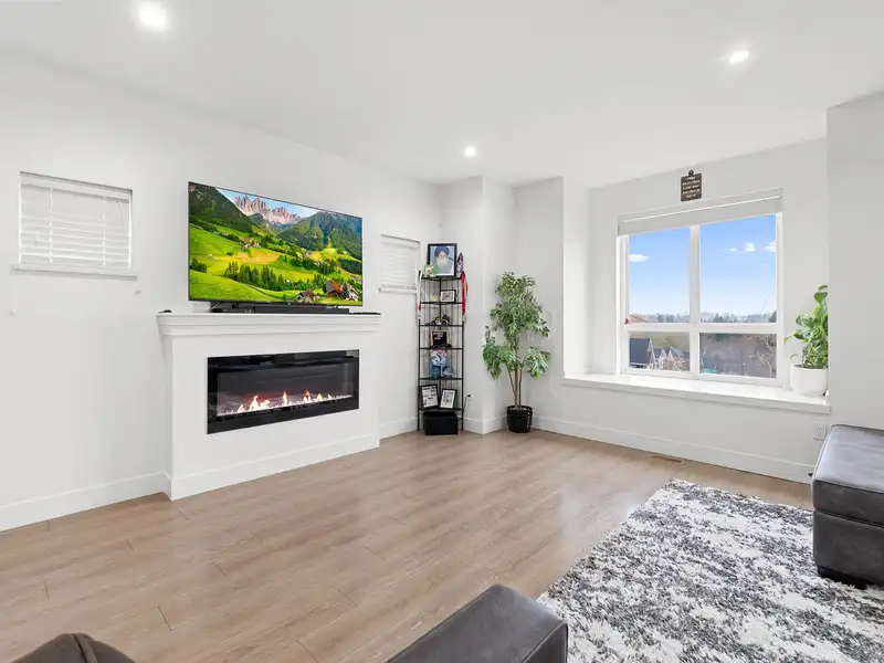 14002 60A AVENUE - photo 3 of 39