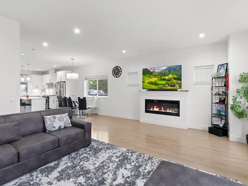 14002 60A AVENUE - photo 4 of 39