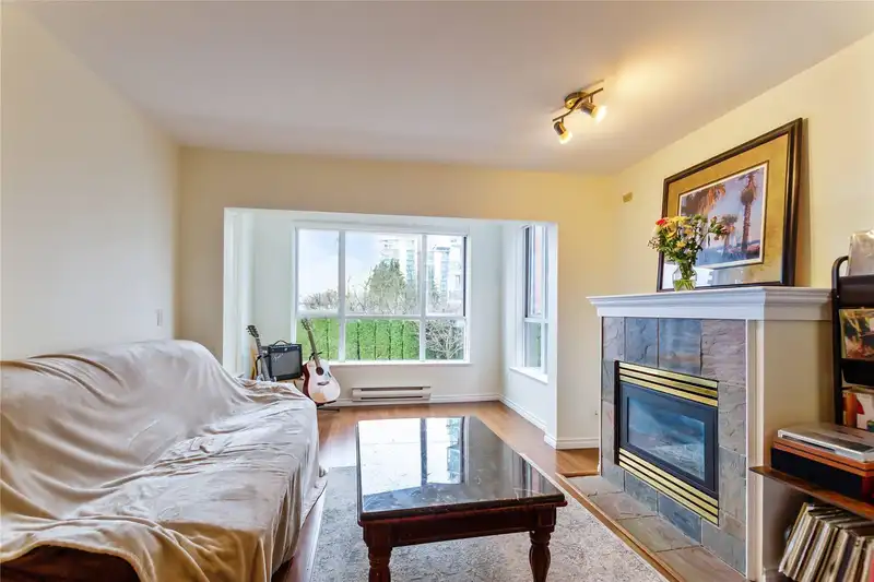204 155 E 3RD STREET - photo 2 of 20