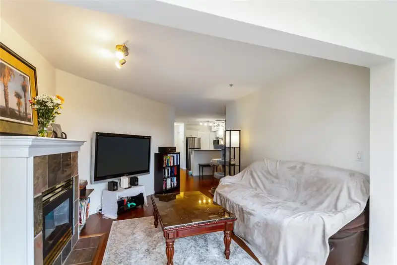 204 155 E 3RD STREET - photo 4 of 20