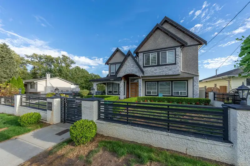 12890 92A AVENUE - photo 3 of 40