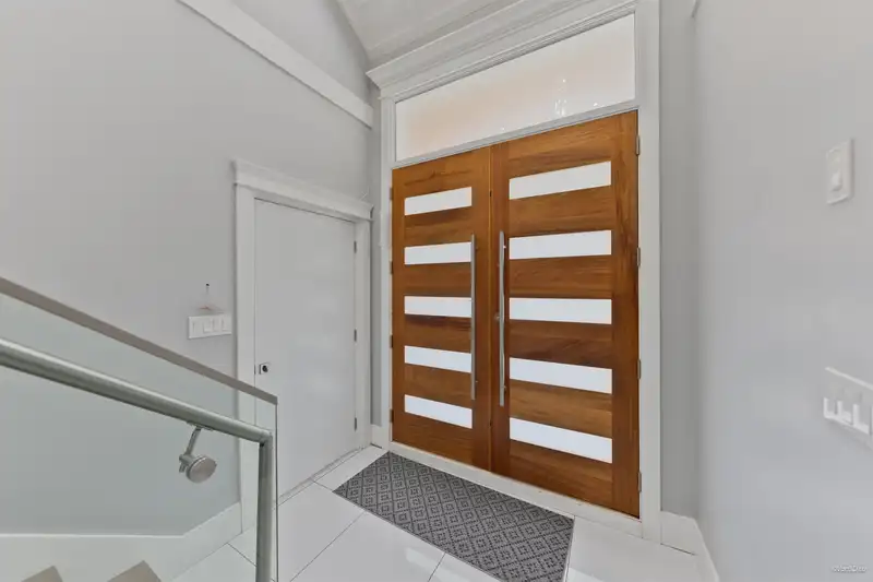 12890 92A AVENUE - photo 4 of 40