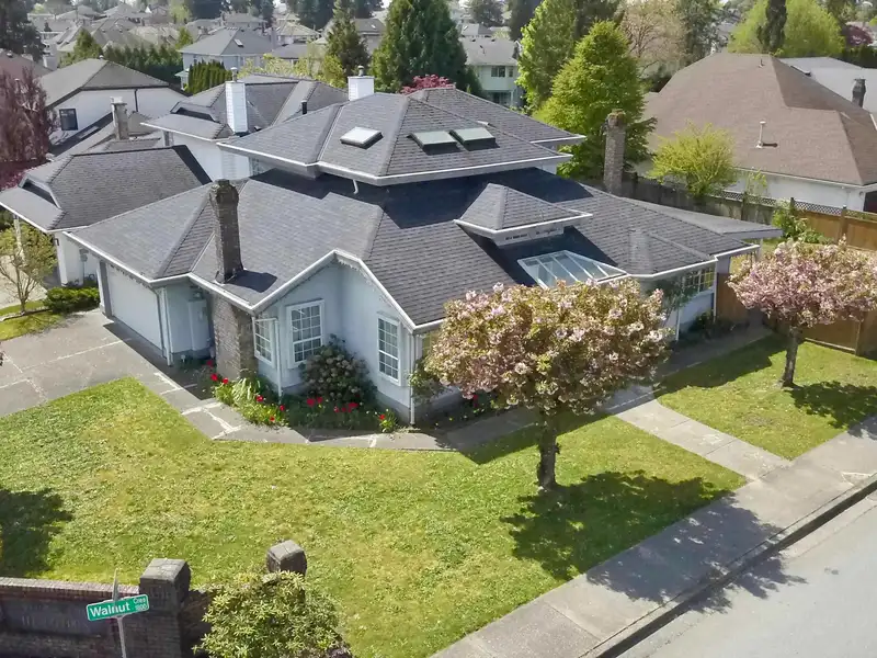 1888 WALNUT CRESCENT - photo 2 of 26