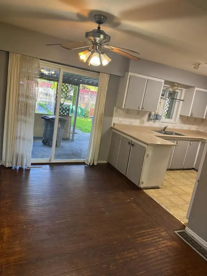 14271 88 AVENUE - photo 4 of 19