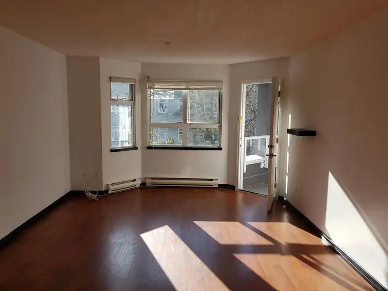 302 921 THURLOW STREET - photo 1 of 17