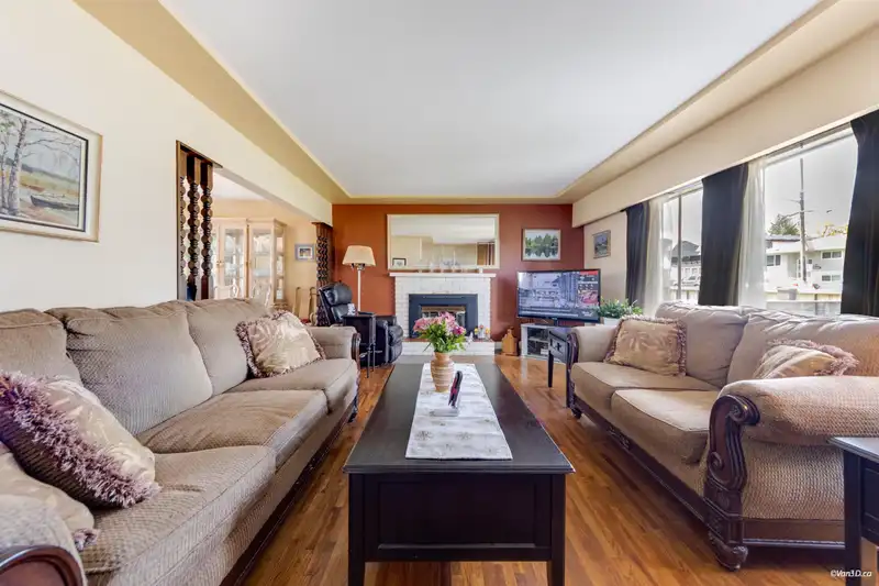 10962 145A STREET - photo 4 of 33