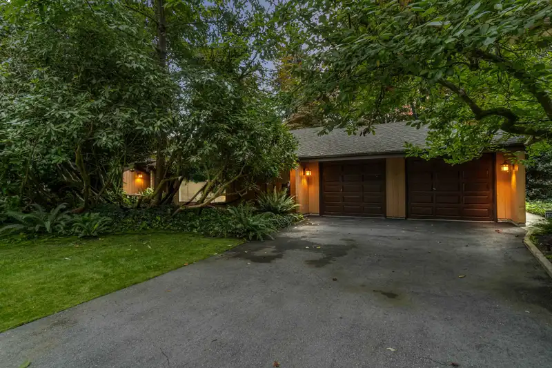 4262 YUCULTA CRESCENT - photo 3 of 40