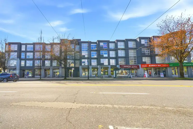 309 418 E BROADWAY - photo 1 of 29