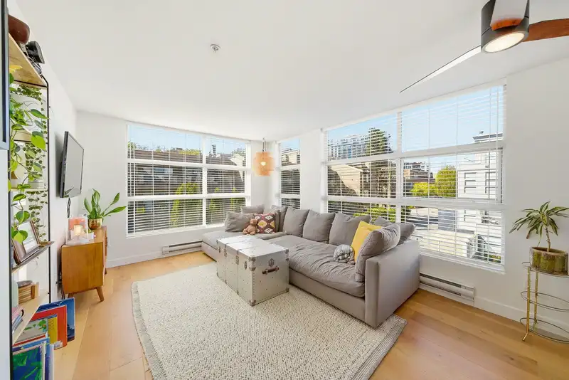 309 418 E BROADWAY - photo 2 of 29