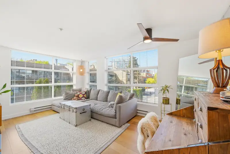 309 418 E BROADWAY - photo 3 of 29