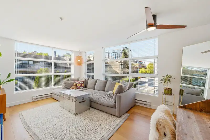 309 418 E BROADWAY - photo 4 of 29