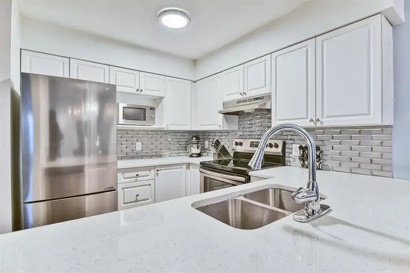 112 7505 138TH STREET - photo 3 of 9