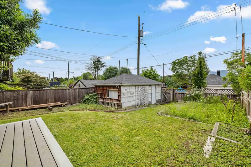 2641 E 5TH AVENUE - photo 4 of 40