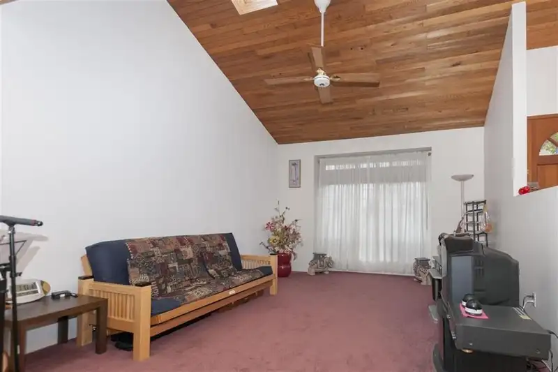 2147 GRANT AVENUE - photo 3 of 20