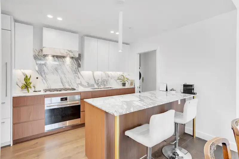 307 3668 W 10TH AVENUE - photo 1 of 24