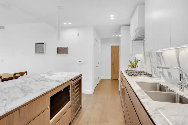 307 3668 W 10TH AVENUE - photo 2 of 24
